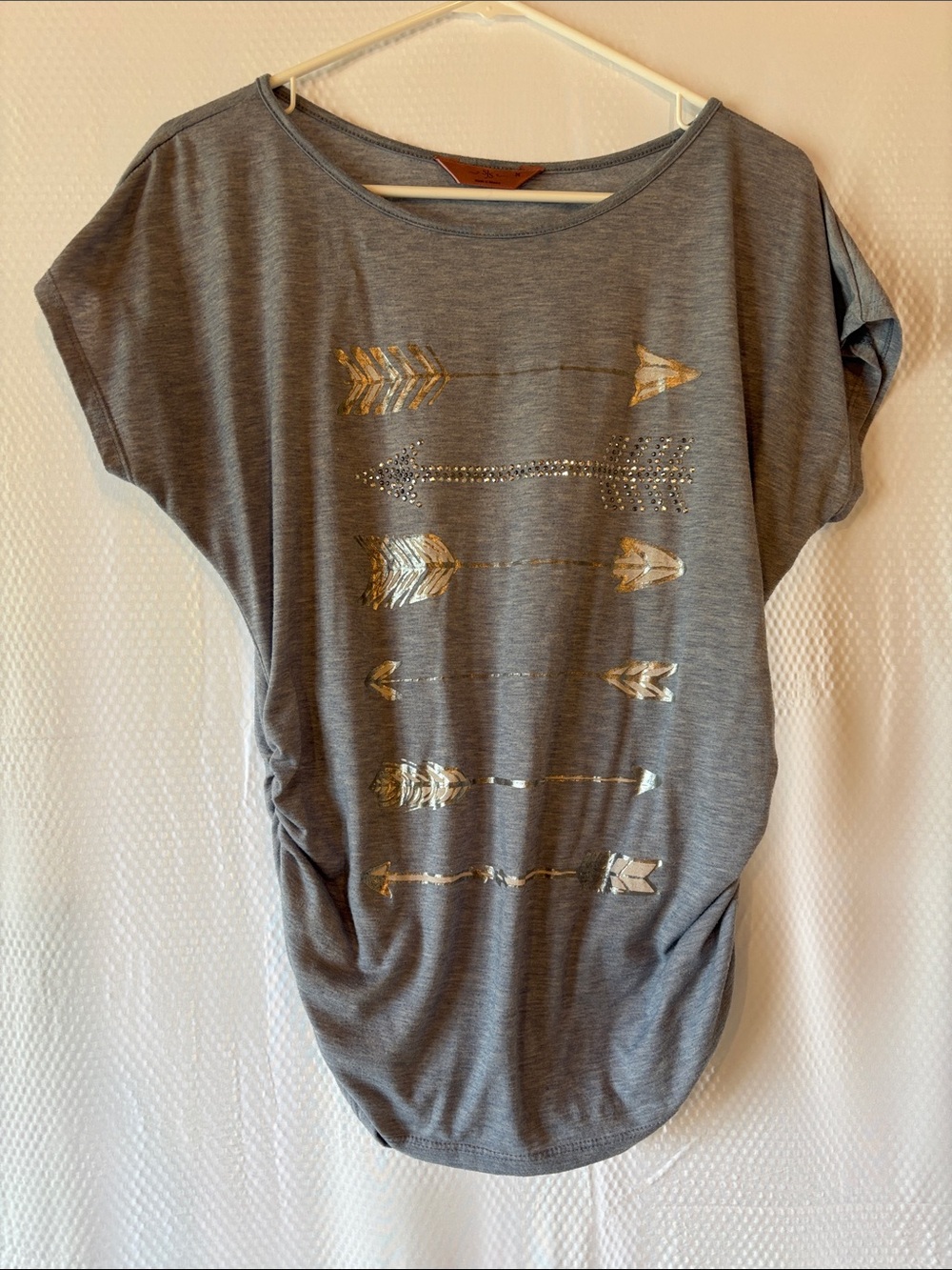 SJS Gray Short-Sleeve Top with Gold Arrow Motif